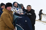 Космонавт Роскосмоса Александр Мисуркин (в центре) после посадки спускаемого аппарата транспортного пилотируемого корабля (ТПК) «Союз МС-06»