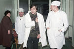 Александр Невзоров покидает госпиталь после покушения, которое было совершено 13 декабря 1990 года
