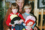 Эдуард Успенский с дочерьми Светой и Ирой, 1995 год