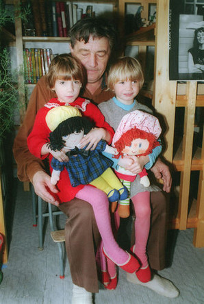 Эдуард Успенский с дочерьми Светой и Ирой, 1995 год