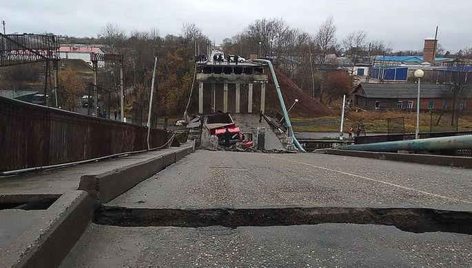 На месте обрушения автомобильного моста на железнодорожные пути Транссибирской магистрали в городе...