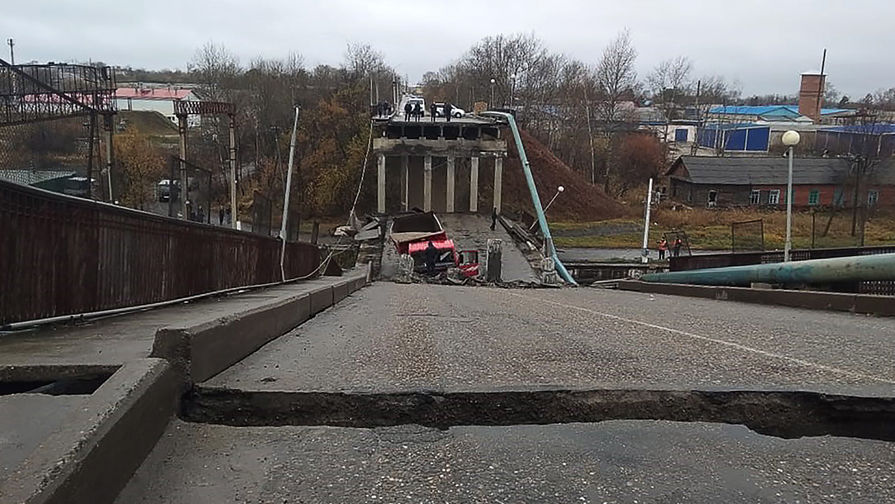 На&nbsp;месте обрушения автомобильного моста на&nbsp;железнодорожные пути Транссибирской магистрали в&nbsp;городе Свободный, 9 октября 2018 года