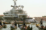 127-метровая яхта «Октопус» соучредителя Microsoft Пола Аллена на фоне гондол в Венеции, 2005 год