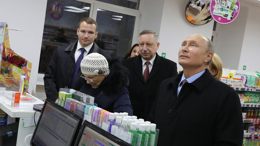 Президент РФ Владимир Путин во время посещения аптеки в Санкт-Петербурге, 16 ноября 2018 года