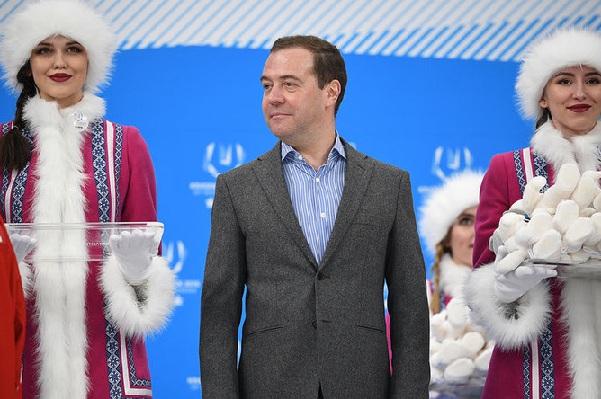 Председатель правительства России Дмитрий Медведев на церемонии награждения после окончания финального матча соревнований по хоккею среди мужчин между студенческими сборными России и Словакии на XIX Всемирной зимней Универсиаде-2019 в Красноярске, 12 марта 2019 года