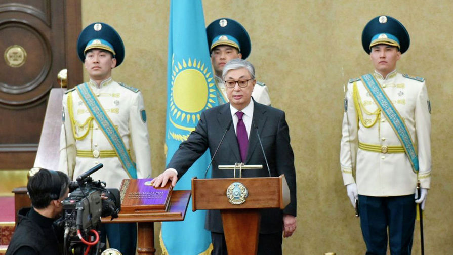 Председатель Сената Парламента Казахстана Касым-Жомарт Токаев приносит присягу на&nbsp;церемонии передачи ему полномочий президента страны, 20 марта 2019 года 