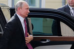 HELSINKI, FINLAND - AUGUST 21, 2019: Russia's President Vladimir Putin (L) arrives in an Aurus Senat limousine for a meeting with Finland's President Sauli Niinisto at the Presidential Palace. Mikhail Metzel/TASS
‘инл€нди€. ’ельсинки. ѕрезидент –оссии ¬ладимир ѕутин (слева) выходит из автомобил€ Aurus Senat перед встречей с президентом ‘инл€ндии —аули Ќийнисте в ѕрезидентском дворце. ћихаил ћетцель/“ј——