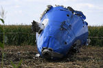 Фрагмент самолета Airbus A321 перед вывозом на месте аварийной посадки в кукурузном поле в районе деревни Рыбаки Раменского района