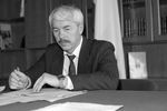 Президент республики Крым Юрий Александрович Мешков в своем кабинете, 1995 год