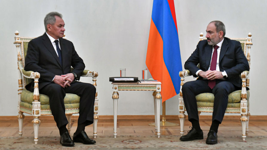 Министр обороны РФ Сергей Шойгу и премьер-министр Армении Никол Пашинян во время встречи в Ереване, 21 ноября 2020 года