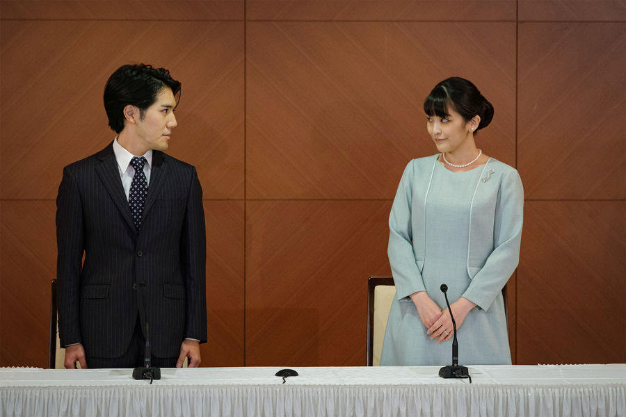 Японская принцесса Мако и ее муж Кей Комуро во время пресс-конференции после бракосочетания, 26&nbsp;октября 2021&nbsp;года
