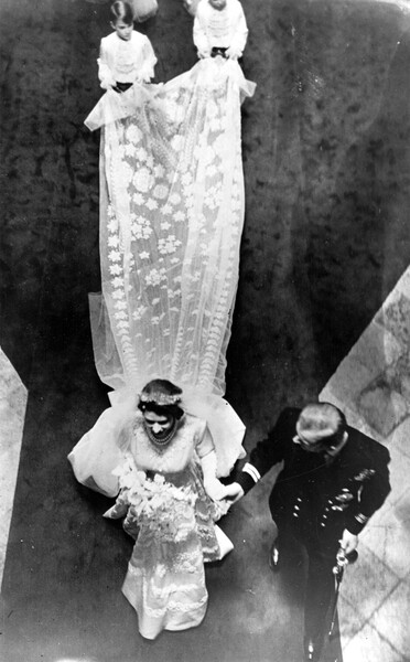 Принцесса Елизавета и принц Филипп во время церемонии бракосочетания в&nbsp;Вестминстерском аббатстве, 20&nbsp;ноября 1947&nbsp;года