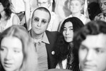 Джон Леннон и Йоко Оно на судебном заседании по «Уотергейту», 1973 год