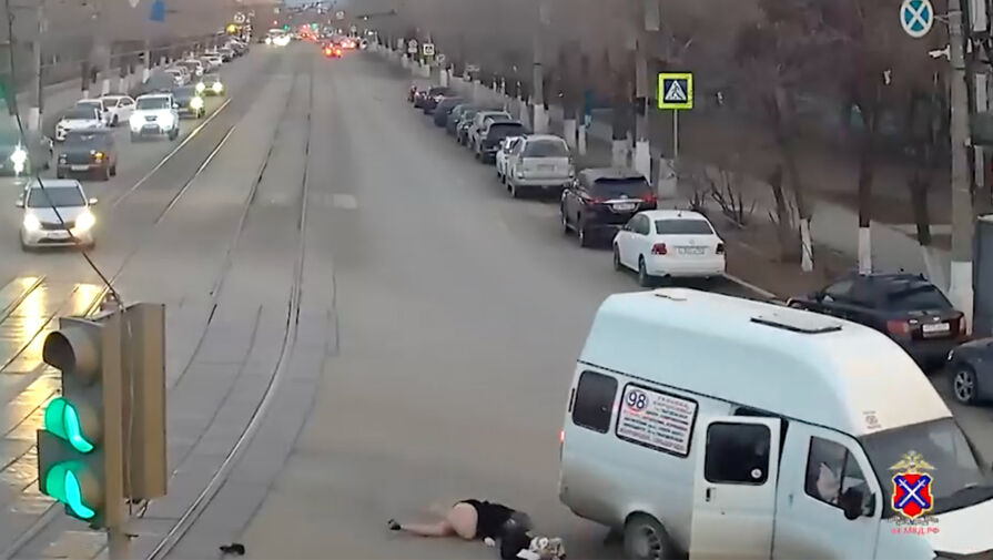 В Волгограде девушка выпала из маршрутки на ходу