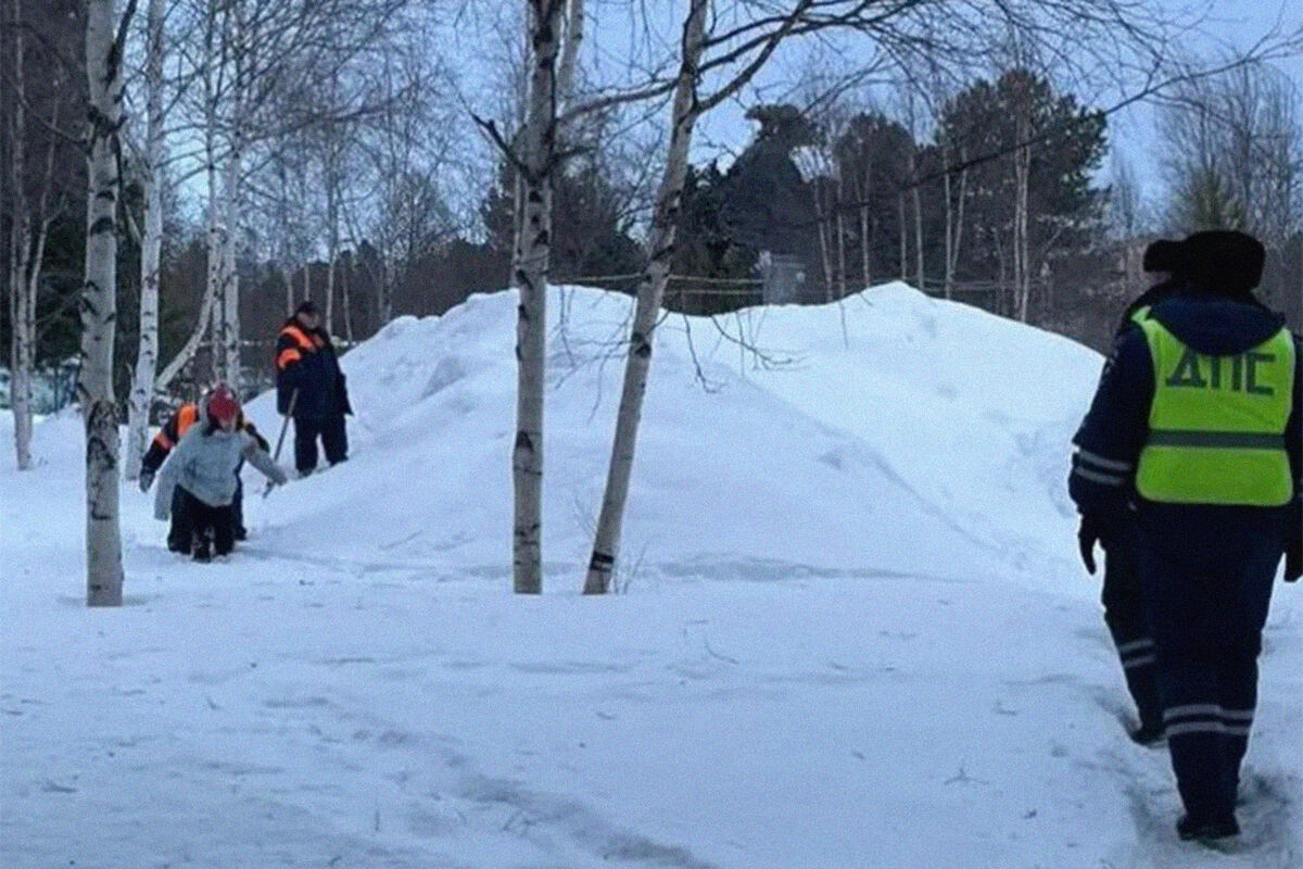 На Ямале девочка застряла в сугробе во время игры на снежной горке и не  смогла выбраться - Газета.Ru | Новости