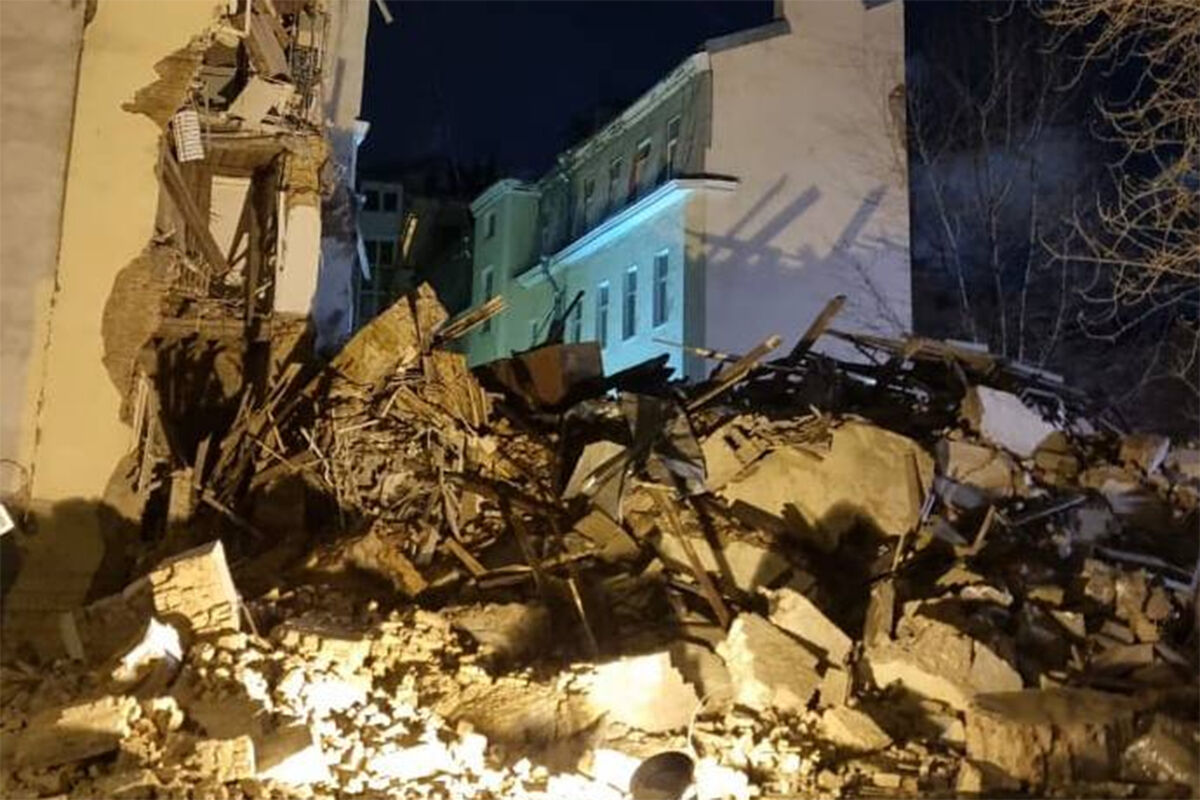 «Нас трясло, шатало весь дом»: что известно об обрушении дома на Гороховой в Петербурге