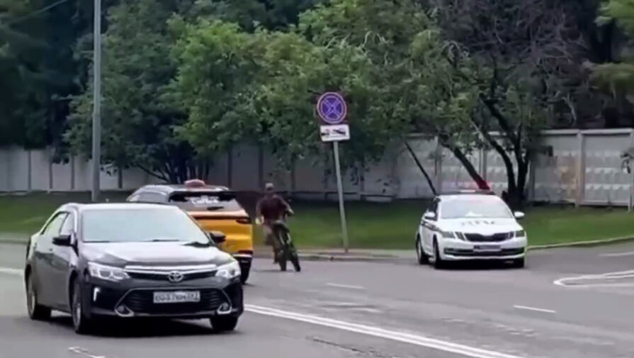 На видео попала погоня полицейских за курьером в Москве