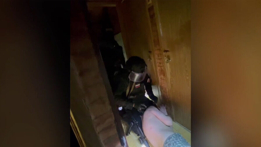 Появилось видео с задержанием москвичей, которые угрожали полицейским макетом автомата