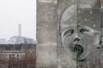 4 апреля. Исполнилось 25 лет со дня катастрофы в Чернобыле, ставшей символом опасности атомной энергетики. Саркофаг четвертого реактора Чернобольской АЭС виден на заднем плане.