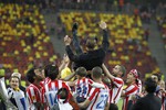 Футболисты «Атлетико» качают главного тренера Диего Симеоне