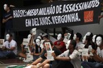 Активисты рядом с местом, где проходит жеребьевка, вывесили плакат, в котором говорится «нет» преступности и насилию в Бразилии