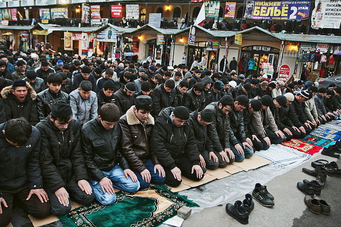 Мусульмане во время намаза в Апраксином дворе в Санкт-Петербурге, 2010 год