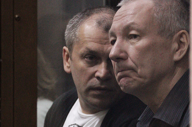 Заместитель главы администрации Екатеринбурга Виктор Контеев (справа), обвиняемый в организации убийств и вымогательстве, во время заседания в Курганском областном суде