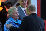 Владимир Путин приветствует олимпийскую чемпионку Лидию Скобликову