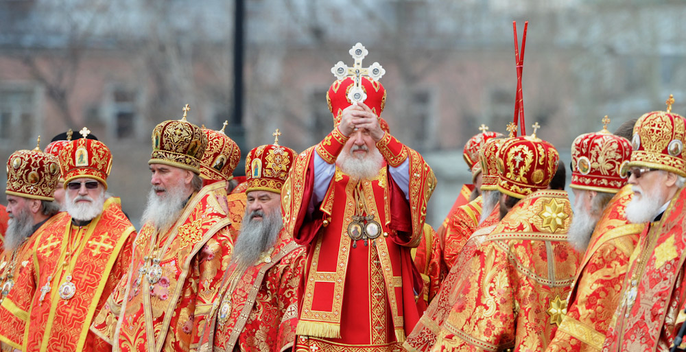 Патриарх Московский и всея Руси Кирилл во время молебна «В защиту веры, поруганных святынь, Церкви и ее доброго имени» у храма Христа Спасителя. Апрель 2012 года