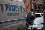 Сотрудники отдела криминальной полиции Нью-Йорка возле апартаментов, где было обнаружено тело актера Филипа Сеймура Хоффмана 