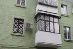Некоторые жители города, как когда-то в блокадном Ленинграде, обклеили окна крест-накрест