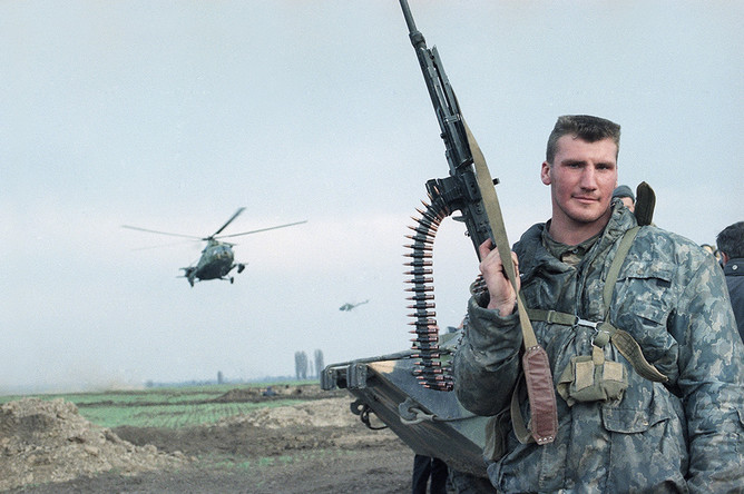 Российский солдат, вооруженный пулеметом, на окраине Грозного, 8 марта 1995 года