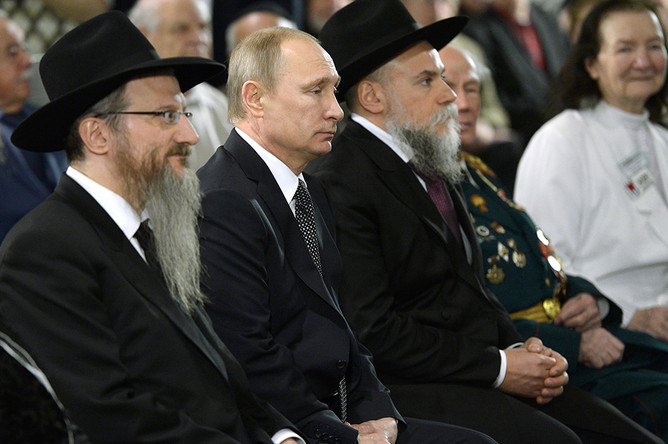 Главный раввин России Берл Лазар, президент России Владимир Путин и президент Федерации еврейских общин России (ФЕОР) Александр Борода (слева направо) на мероприятиях памяти жертв Холокоста, в день 70-й годовщины освобождения советскими войсками узников Освенцима, в Еврейском музее и центре толерантности в Москве