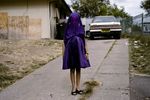 Рафаэла Роселла, австралийский фотограф Oculi agency, взяла первый приз в категории «Портрет». На ее снимке девочка Лоринда в фиолетовом платье ждет автобус, который должен отвезти ее в воскресную школу в Мори, штат Новый Южный Уэльс