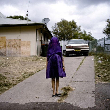 Рафаэла Роселла, австралийский фотограф Oculi agency, взяла первый приз в&nbsp;категории &laquo;Портрет&raquo;. На&nbsp;ее снимке девочка Лоринда в&nbsp;фиолетовом платье ждет автобус, который должен отвезти ее в&nbsp;воскресную школу в&nbsp;Мори, штат Новый Южный Уэльс