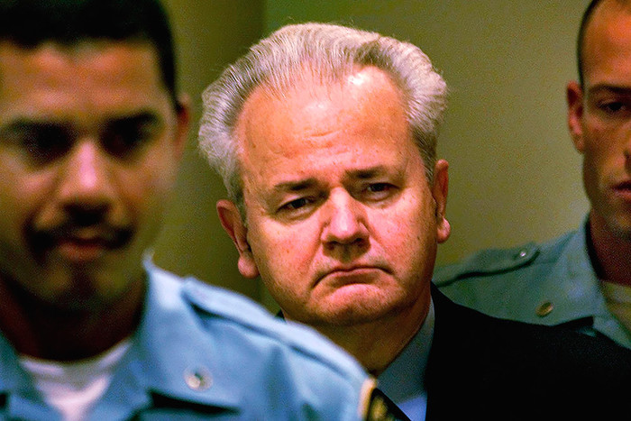 Слободан Милошевич в Гаагском суде, 2001 год
