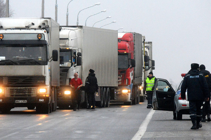 Досмотр транспортных средств на белорусско-российской границе