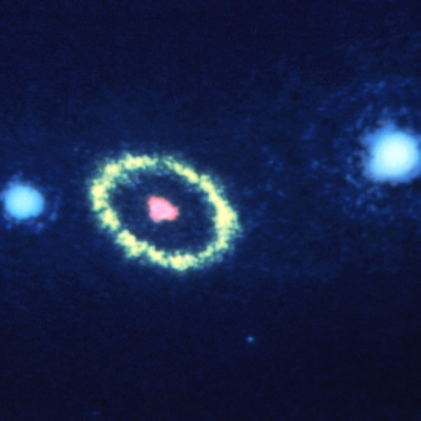 На&nbsp;снимке &mdash; эллиптическое кольцо газа, оставшееся вокруг сверхновой, вспыхнувшей в&nbsp;1987 году. Снято 23&ndash;24 августа 1990&nbsp;года
