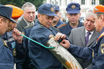 Сергей Шойгу проводит инспекцию пожарных частей Ярославля в рамках своего рабочего визита в город, 2003 год