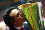 Унаи Эмери целует трофей Лиги Европы