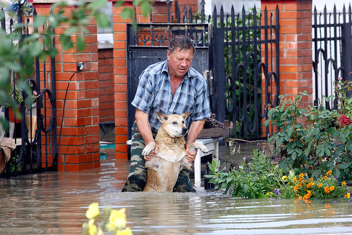Житель города Крымска у своего дома после наводнения. Фото ИТАР-ТАСС/ Валерий Матыцин