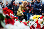 Жители Москвы возлагают цветы к посольству Франции в Москве
