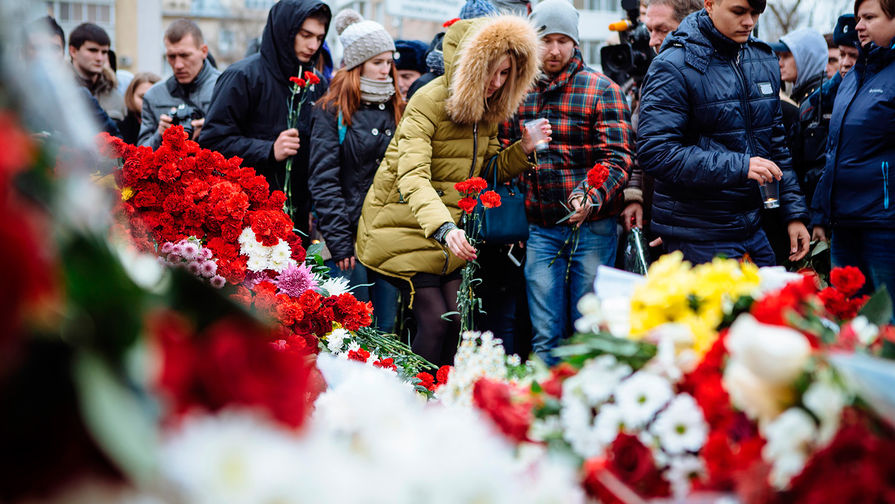 Жители Москвы возлагают цветы к&nbsp;посольству Франции в&nbsp;Москве