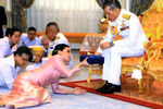 Король Таиланда Маха Вачиралонгкорн и его супруга, генерал Сутхида Вачиралонгкорн, во время церемонии бракосочетания во дворце Дусит в Бангкоке, 1 мая 2019 года