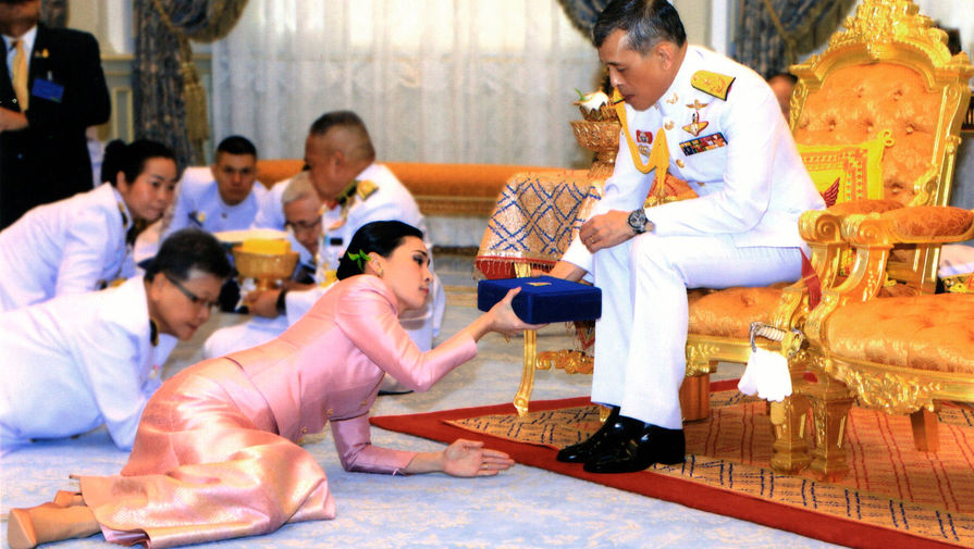 Король Таиланда Маха Вачиралонгкорн и его супруга, генерал Сутхида Вачиралонгкорн, во время церемонии бракосочетания во дворце Дусит в Бангкоке, 1 мая 2019 года