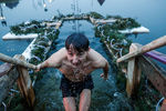 Мужчина во время крещенских купаний на территории агро-туристического комплекса «Подворье на Хуторской» в Калининградской области