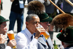 Президент США Барак Обама с бокалом пива во время визита в деревню Круен в Германии перед саммитом G-7, 2015 год