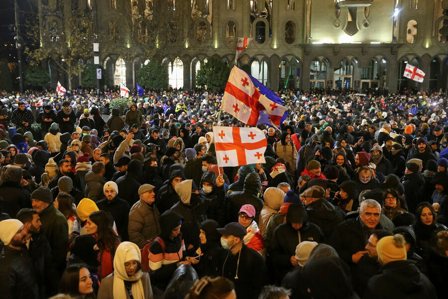 Сторонники грузинской оппозиции принимают участие в&nbsp;митинге протеста в&nbsp;Тбилиси, 28&nbsp;ноября 2024&nbsp;года