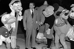 Уолт Дисней в окружении персонажей из своих анимационных фильмов в Лос-Анджелесе, 1950 год