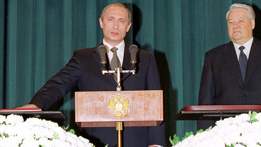 Владимир Путин и первый президент России Борис Ельцин во время инаугурации в Кремле, 7 мая 2000 года